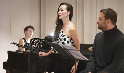 Die Welten von Stefan George, Arnold Schönberg und Johannes Brahms: Fleur Barron (Mitte) mit Justine Eckhaut und Daniel Gerzenberg. Foto: Peter Adamik