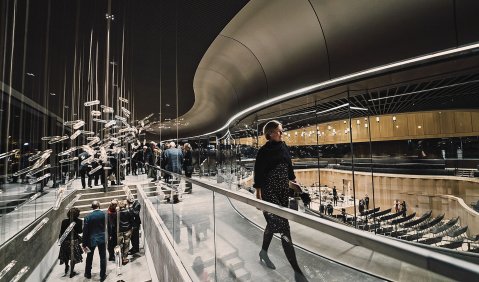 Blick vom Foyer in den Kammermusiksaal des Casals Forum, dem Ergebnis der Zusammenarbeit zwischen dem Berliner Architekten Volker Staab und dem Akustiker Martijn Vercammen. Foto: Patricia Truchsess