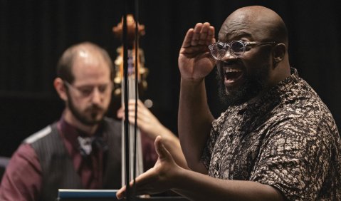 Permanentes Accelerando: Dirigent Vimbayi Kaziboni im Geschwindigkeitsrausch bei Georg Friedrich Haas’ neuem Werk für das Ensemble Modern. Foto: SWR/Ralf Brunner