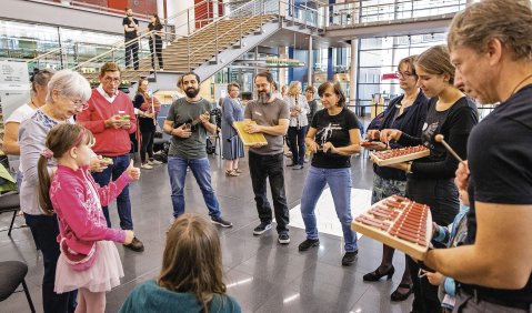 Alle hören auf ihr Kommando: Impressionen einer Community Music Session im Konzerthaus Dortmund. Lesen Sie unseren Heftschwerpunkt mit der Fortsetzung des Leitartikels, einem Interview mit Alicia de Bánffy-Hall und einer Reportage aus Dortmund auf den Seit