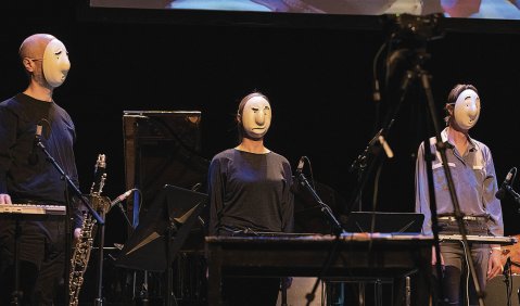 Performativ akzentuierte Freak-Show: das Ensemble Mosaik. Foto: Camille Blake/Berliner Festspiele