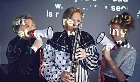 Tatjana Prelevic, Vlady Bystrov und Lenka Župková – Mitglieder des Ensemble Megaphon bei einer künstlerischen Auseinandersetzung mit Fake News.  Foto: Sofie Puttfarken