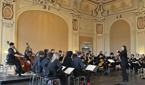 Das Jugendzupforchester NRW unter Leitung von Eva Caspari am 15. April 2023 im Mendelssohn-Saal der Historischen Stadthalle Wuppertal