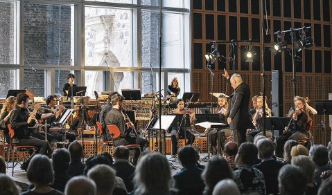 Das Ensemble EWCM beim Festival Acht Brücken mit Publikum