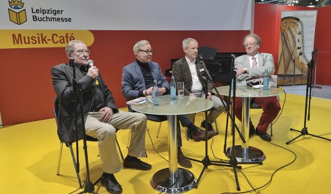 Auf dem Podium des Musik-Cafés (von links): Theo Geißler, Holger Noltze, Alwin Wollinger und Olaf Zimmermann. Foto: Ursula Gaisa
