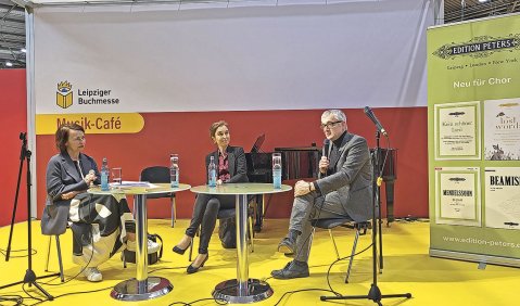Von links: Moderatorin und nmz-Redakteurin Ursula Gaisa, Autorin Michaela Fridrich und Jürgen Oberschmidt, Präsident des BMU. Foto: Andreas Kolb