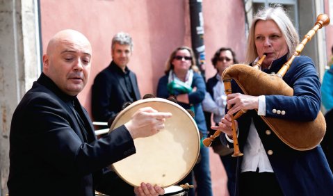 Platzkonzert in der Regensburger Altstadt mit „Le haulz et les bas“ bei den Tagen Alter Musik 2013. Foto: Juan Martin Koch