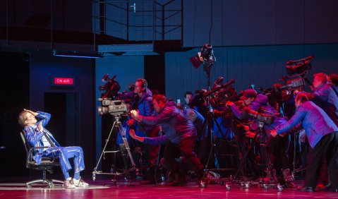 Gordon Bintner (Vladislav; links auf dem Stuhl sitzend) und Ensemble. Foto: Monika Rittershaus