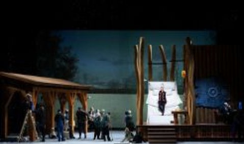 Carole Wilson, Camilla Nylund, Chor der Hamburgischen Staatsoper. Foto: Monika Rittershaus.