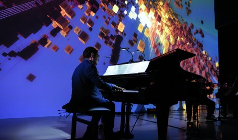 Ali Nikrang im Ars Electronica-Projekt „Man-Machine Music“ mit Cori O’Lan und dem F.X. Frenzel Quartett im Herbst 2022. Foto: Florian Voggeneder