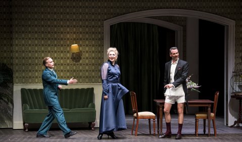 „Die Fledermaus“ – Operette von Johann Strauss. Matthias Störmer (Dr. Falke), Steffi Lehmann (Rosalinde), Alexander Geller (Eisenstein). Foto: Pawel Sosnowski.