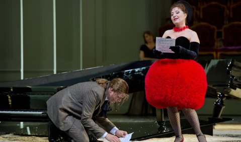 Thomas Frank (Der Komponist) und Elena Moșuc (Zerbinetta) in der Salzburger Ur-Ariadne. Foto: Ruth Waltz
