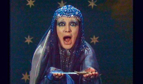 Edda Moser gilt als eine der bedeutendsten Mozart-Sängerinnen des 20. Jahrhunderts. Hier singt sie die Rachearie der Königin der Nacht aus der „Zauberflöte” in der ZDF-Sendung „Bühnenbild mit Dame”.