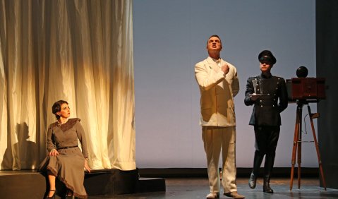 KS Iordanka Derilova (als Maria), KS Ulf Paulsen (als Diktator), Statist des Anhaltischen Theaters. Foto: © Claudia Heysel