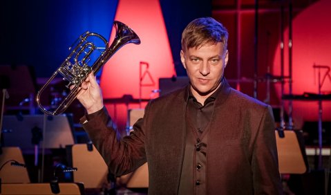 MDR und Hollywood-Star Tom Wlaschiha legen Klassiker neu auf. Foto: MDR