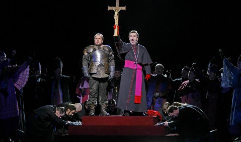 Hinterhältige Kirchenbürokratie: Scott MacAllister als Radames und Mikhail Kazakov als Ramfis in der Kölner Aida. Foto: FORSTER