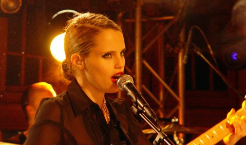 Hemmungslose Crescendi: Anna Calvi in Haldern. Foto: Stefan Pieper