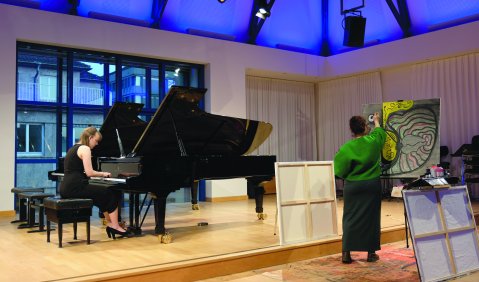 Anne Riegler bei ihrer Abschlussprüfung des Masters Klavierimprovisation an der HMDK Stuttgart im Januar 2023 beim interdisziplinären Improvisieren mit Künstlerin Dilara Wegner. Foto: Daniel Alexander Weiss