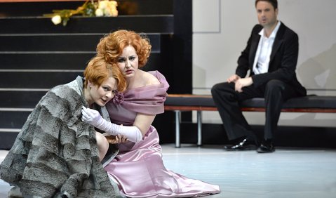 Michaela Maria Mayer (Zdenka), Ekaterina Godovanets (Arabella) und Jochen Kupfer (Mandryka) in der Nürnberger „Arabella“-Produktion. Foto: Jutta Missbach