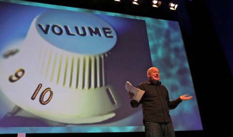 Werbeprofi Kevin Roberts (Saatchi & Saatchi) bei der Midem 2012: „Wer Musik verkaufen will, muss drei Sachen kreieren: ein Mysterium, Fühlbarkeit und Intimität“. Foto: Ralf Dombrowski