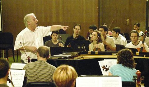 Daniel Barenboim und sein West-Eastern Divan Orchestra. Foto: Warner Classics/Nina Large Daniel Barenboim und sein West-Eastern Divan Orchestra. Foto: Warner Classics/Nina Large