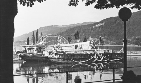 Mozarts Bastien und Bastienne wurde auf zwei Kieskähnen im Bregenzer Gondelhafen gezeigt. Foto: © Stadtarchiv Bregenz