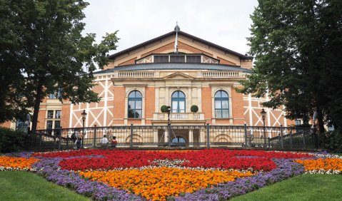 Start der Bayreuther Festspiele - Der Grüne Hügel als skandalfreie Zone. Foto: J.M. Koch