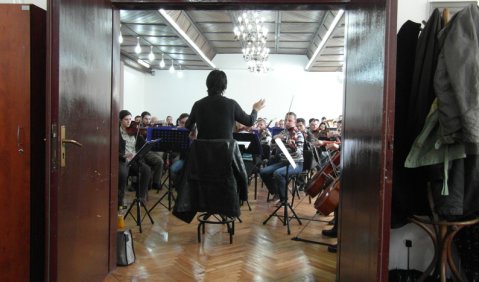 So probt man in Priština – Toshio Yanagisawa vor seinem „Orkestra Simfonike“. Foto: Georg Beck