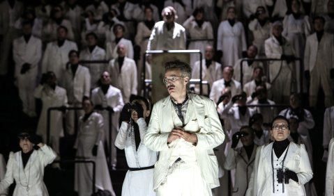 Dietrich Henschel (vorne), Günter Schaupp (hinten), Chor und Extrachor der Hamburgischen Staatsoper. Foto: Bernd Uhlig