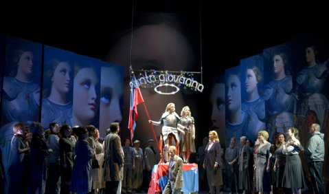 Der Chor als erzählendes Rückgrat der Oper: Verdis „Giovanna d'Arco“ in Bielefeld. Foto: Bettina Stöß