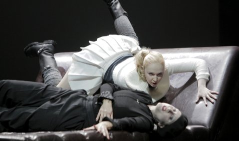Bremer Blaubart-Doppel: Barbara Buffy und Steffi Lehmann in Franz Hummels Oper. Foto: Jörg Landsberg