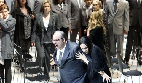 Željko Lučič, Kristine Opolais und der Staatsopernchor in der Münchner „Boccanegra“-Inszenierung. Foto: Wilfried Hösl