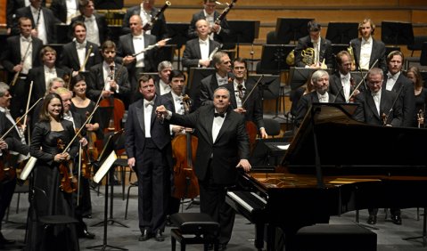 Yefim Bronfman, Christian Thielemann und die Sächsische Staatskapelle in Salzburg. Foto: Matthias Creutziger