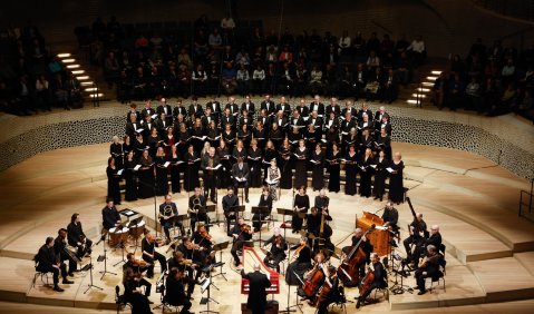 Eröffnungskonzert des 1. Carl-Philipp-Emanuel-Bach-Festes in der Hamburger Elbphilharmonie. Das Thüringer Bach Collegium und der Carl-Philipp-Emanuel-Bach-Chor bringen unter dem Titel „Sturm & Drang“ Werke von CPE Bach, Joseph Haydn, und Wolfgang Amadeus M