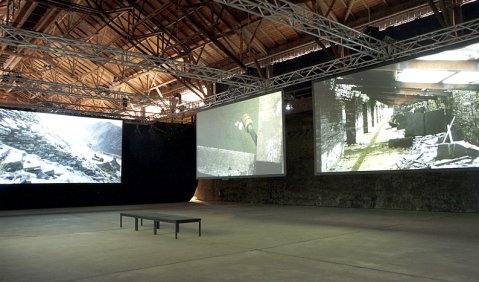 „Dyddiau Du - Dunkle Tage“: John Cales filmisch-musikalische Installation in der Essener Zeche Zollverein. Foto: Klaus Levebvre