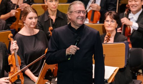 Sylvain Cambreling verlängert bis 2028 bei den Symphonikern Hamburg. Foto: Daniel Dittus, Hamburger Symphoniker