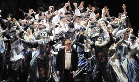 Markus Marquardt als Cardillac und Staatsopernchor. Foto: Matthias Creutziger, Semperoper