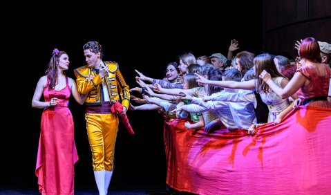 Sylvia Rena Ziegler (Carmen), Andreas Beinhauer (Escamillo); Damen und Herren des Opernchores. Foto: Nasser Hashemi