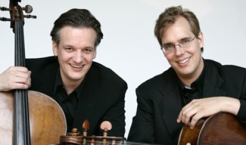 Jens Peter Maintz und Wolfgang Emanuel Schmidt sind „Cello Duello“. Foto: Veranstalter