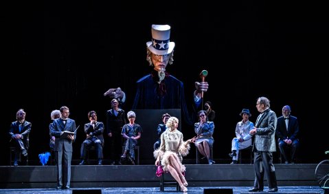 Miriam Neumaier als Roxie (Mitte), Randy Diamond als Billy Flynn (rechts) und Ensemble in „Chicago“ am Theater Regensburg. Foto: Jochen Quast