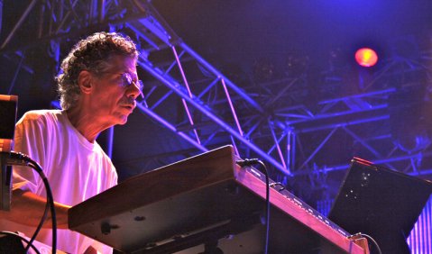 Der Flow des Souveränen: Chick Corea mit „Return To Forever“ beim Münchner Tollwood Festival. Foto: Ralf Dombrowski