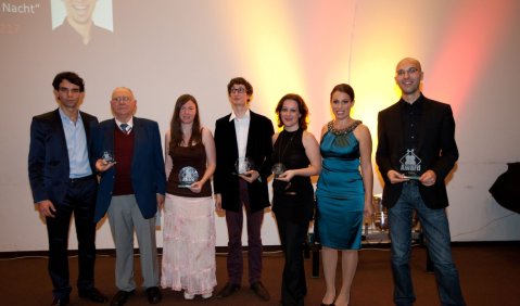 Crossover Composition Award 2012: Christoph Dingler, Hans-Jürgen Allers (6. Preis), Sophie Pope (3. Preis), Tonio Geugelin (2. Preis), Judit Varga (4. Preis), Marie-Luise Dingler, Johannes Söllner (1. Preis) (v.l.n.r.). Foto: Hagen Orgus