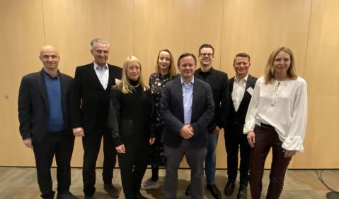 Der neue Vorstand des DMV: Patrick Strauch, Peter F. Schulz, Diana Muñoz, Dagmar Schwengler, Götz von Einem, Clemens Scheuch, Benjamin Bailer und Bettina Bonengel (v.l.n.r.), nicht im Bild Thomas Tietze. Foto: DMV, Presse