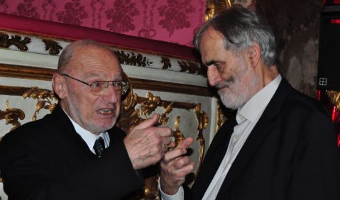 Lebendiger Dialog zwischen Preisträger und Laudator: Michael Gielen und Helmut Lachenmann. Foto: Charlotte Oswald