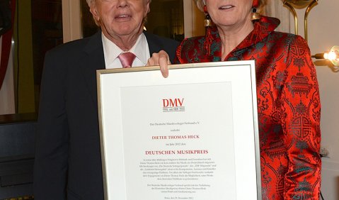 Unser Foto zeigt den Preisträger, Dieter Thomas Heck, mit DMV-Präsidentin Dagmar Sikorski. (Copyright Klaus Schultes)