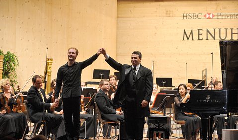 Gelungenes Debüt: Das neu gegründete Gstaad Festival Orchester, hier mit Solist Nikolaj Tokarev und Dirigent Maxim Vengerov. Foto: Raphael Faux