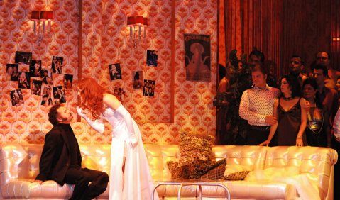 Der ferne Klang der 70er-Jahre: Roberto Saccá, Juliane Banse und der Opernchor Zürich. Foto: Suzanne Schwiertz