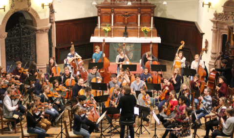 Deutsche Streicherphilharmonie mit Chefdirigent Wolfgang Hentrich - Probenfoto. Foto: VdM