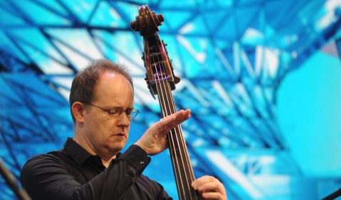 Der Bassist Dieter Ilg beim BMW Jazz Award in München. Foto: Ssirus Pakzad