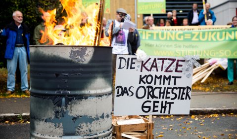 Protest in Donaueschingen außerhalb des Konzertsaals. Foto: Felix Basche